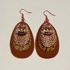 🎉 Host Pick 🎉 Halloween Copper Pumpkin charm faux leather earrings